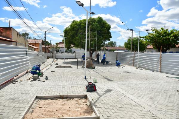 Vereadores de Floriano acompanham visita a obras em andamento na cidade.(Imagem:CMF)