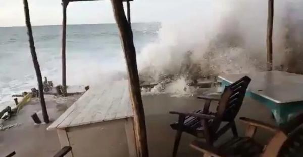 Fortes ondas invadem barracas de praia no Litoral do Piauí; especialista explica fenômeno