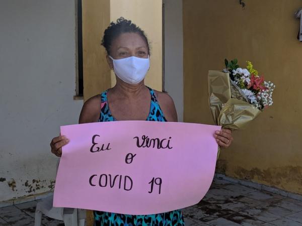 Paciente recuperada de Covid-19 se emociona com visita de profissionais da UBS Dirceu Arcoverde.(Imagem:Secom)