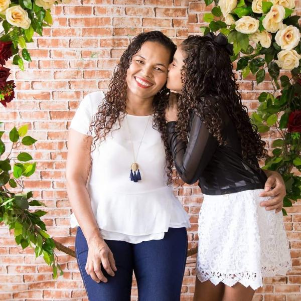 Rejane Lima, m&atilde;e de Railena, &eacute; respons&aacute;vel por administrar as redes sociais da filha.(Imagem:Arquivo Pessoal / Rejane Lima)