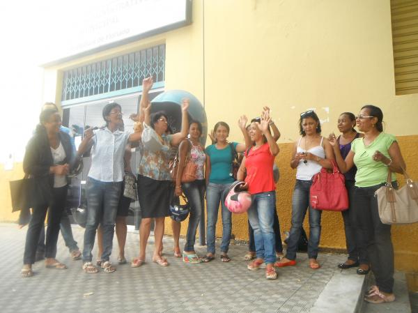 Professores municipais reivindicam pagamentos de sal&aacute;rios.(Imagem:FlorianoNews)