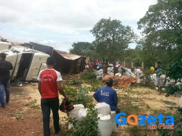 Carreta que transportava sója tomba na BR-343 entre Jerumenha e Floriano.(Imagem:Portalgazetadopiaui)