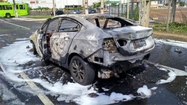 Carro pega fogo pr&oacute;ximo a shopping na Avenida Raul Lopes.(Imagem:Divulga&ccedil;&atilde;o)