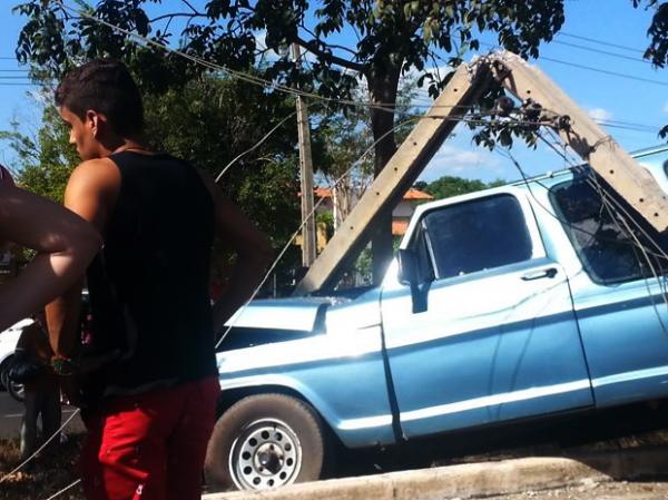Veículo fura pneu, motorista perde controle e derruba poste na BR-316