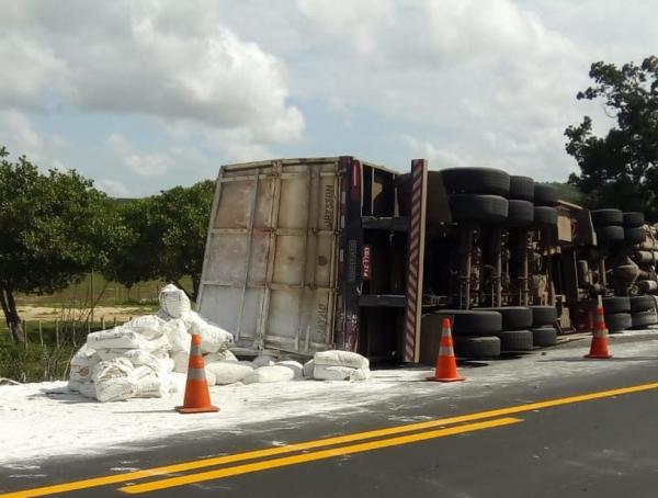 Caminhão tomba após desviar de carro na BR-343 e motorista fica ferido