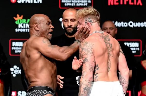 Mike Tyson d&aacute; um tapa no rosto de Jake Paul na pesagem cerimonial.(Imagem:Stephen McCarthy/Sportsfile via Getty Images)