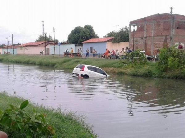 Carro de passeio cai em lagoa e deixa motorista ferido em Teresina
