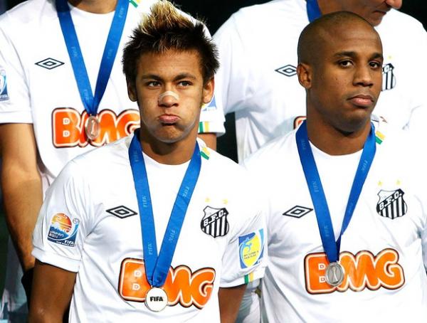 Neymar faz cara de poucos amigos na premia&ccedil;&atilde;o do segundo lugar no Mundial de Clubes.(Imagem:Reuters)