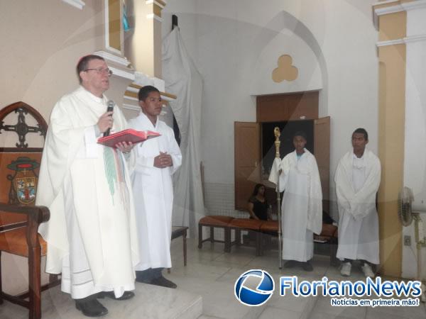Fieis participaram da celebra&ccedil;&atilde;o da Vig&iacute;lia Pascal em Floriano.(Imagem:FlorianoNews)