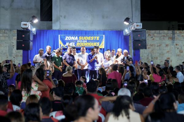  Joel Rodrigues apresenta algumas propostas em evento com multid&atilde;o na zona Sudeste de Teresina(Imagem:Ascom)