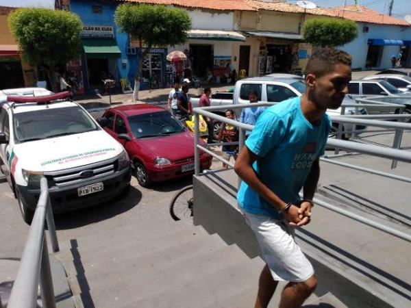 Trio &eacute; detido por tr&aacute;fico de drogas em Floriano.(Imagem:FlorianoNews)
