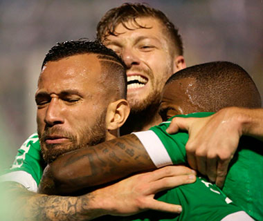 Chapecoense vira sobre Atlético-PR e joga Vasco para o Z-4