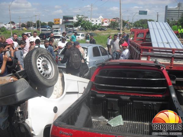 Quatro veículos batem e um deles fica capotado na zona Sul