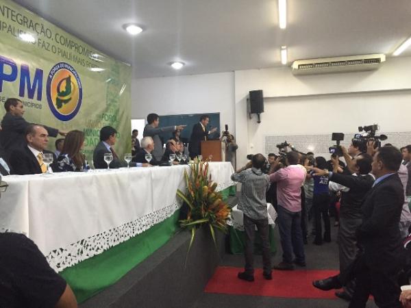Prefeito Gilberto Ju00FAnior toma posse no Conselho Fiscal da APPM.(Imagem:Secom)