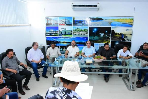 Vereadores de Floriano acompanham assinatura de ordens de servi&ccedil;o e entrega de obras &agrave; popula&ccedil;&atilde;o(Imagem:Reprodu&ccedil;&atilde;o)