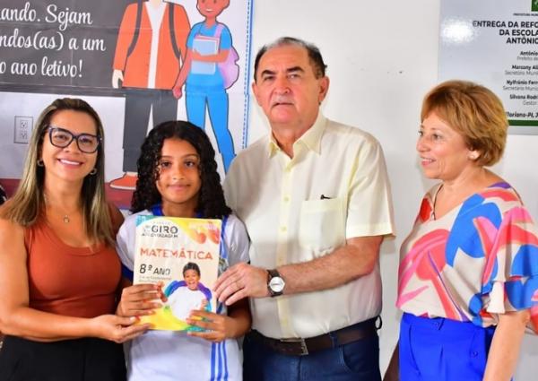 Prefeito Antonio Reis entrega livros do programa