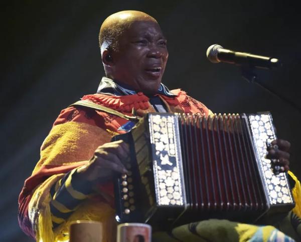 Milton Nascimento eterniza "A última sessão de música" em dois registros audiovisuais de atmosferas