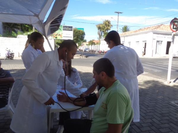 Acad&ecirc;micos de Enfermagem realizam a&ccedil;&atilde;o social em Floriano.(Imagem:FlorianoNews)