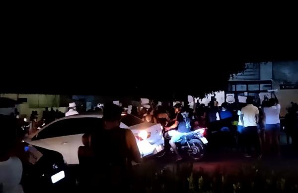 População protesta em frente a delegacia após prisão de suspeito de feminicídio no PI