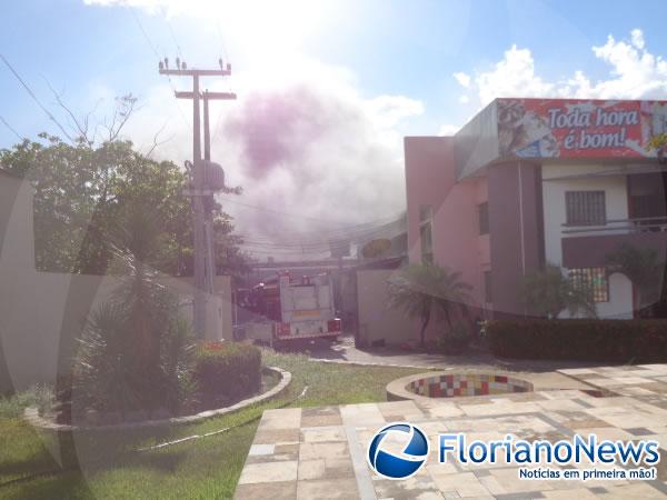 Sorveteria sofre inc&ecirc;ndio em Floriano.(Imagem:FlorianoNews)