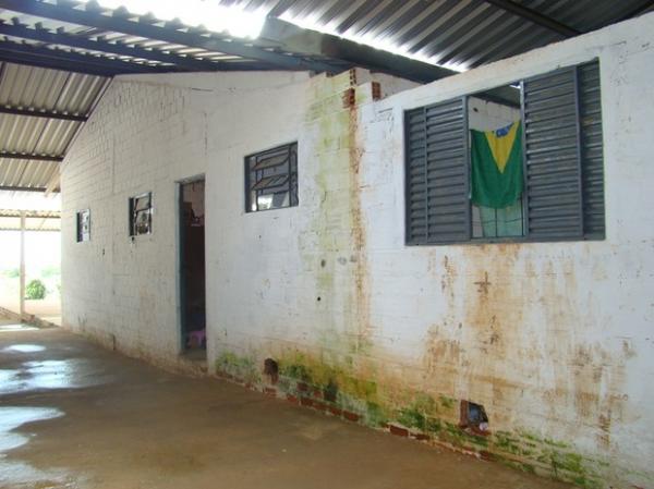 Moradores reclamam da falta de estrutura em galp&atilde;o que abriga fam&iacute;lias na Zona Sul de Teresina.(Imagem:Gil Oliveira/ G1)
