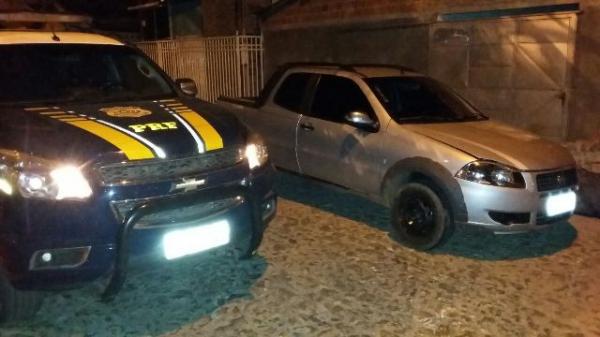 PRF recupera veículo roubado e apreende material usado em arrombamentos