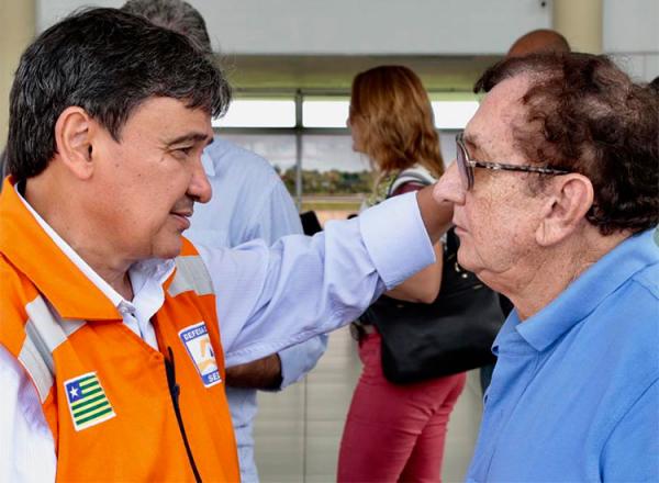 Governador Wellington Dias com o prefeito M&atilde;o Santa, nas cheias de Parna&iacute;ba, no in&iacute;cio do ano.(Imagem:Divulga&ccedil;&atilde;o/CCom)