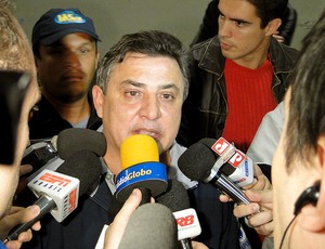STJD suspende Cuca, Perrella e multa Raposa por polêmica contra o Timão