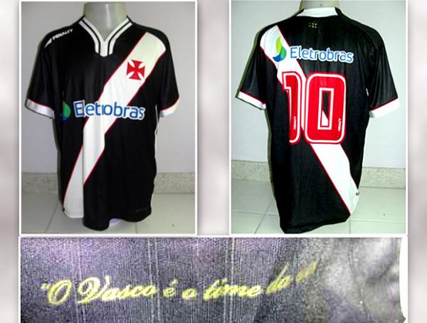 O Vasco lan&ccedil;ar&aacute; na pr&oacute;xima semana seus novos uniformes, mas fotos dos supostos modelos j&aacute; est&atilde;o circulando na internet. No detalhe, a frase 'O Vasco &eacute; o time da virada' estampada n(Imagem:Reprodu&ccedil;&atilde;o Internet)