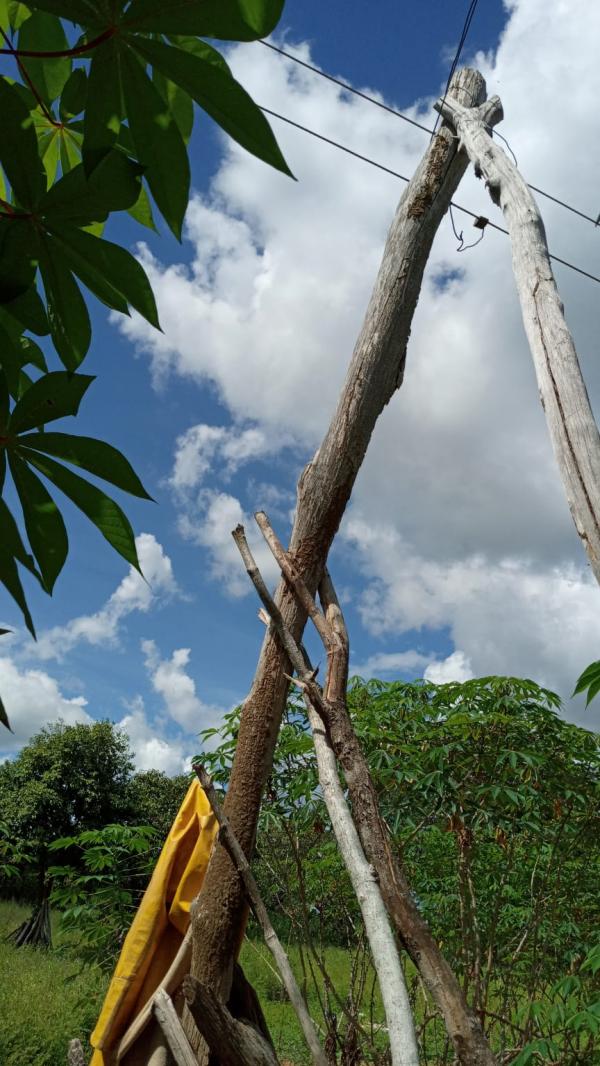O poste passa bem perto da casa da moradora, oferecendo riscos. (Imagem:Divulga&ccedil;&atilde;o)