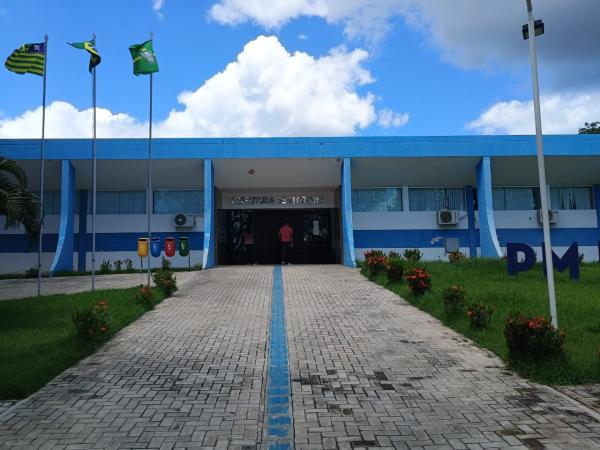 Prefeito de Floriano anuncia novos secretários e assina ordens de serviço para obras cruciais
