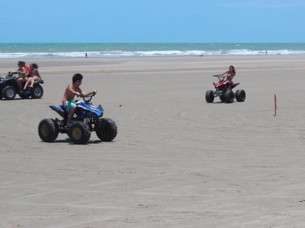 Crianças guiam quadriciclo no litoral Piauí, mas condutor precisa de CNH