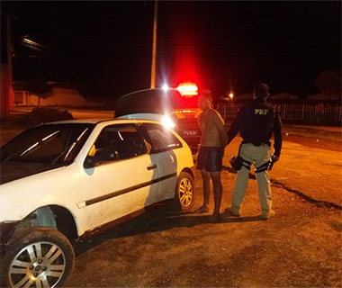 Motorista joga carro contra viatura ao tentar fugir de abordagem