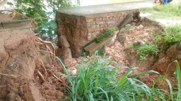 Ponte de c&oacute;rrego na Pra&ccedil;a de Eventos de Floriano apresenta rachaduras ap&oacute;s chuvas.(Imagem:FlorianoNews)