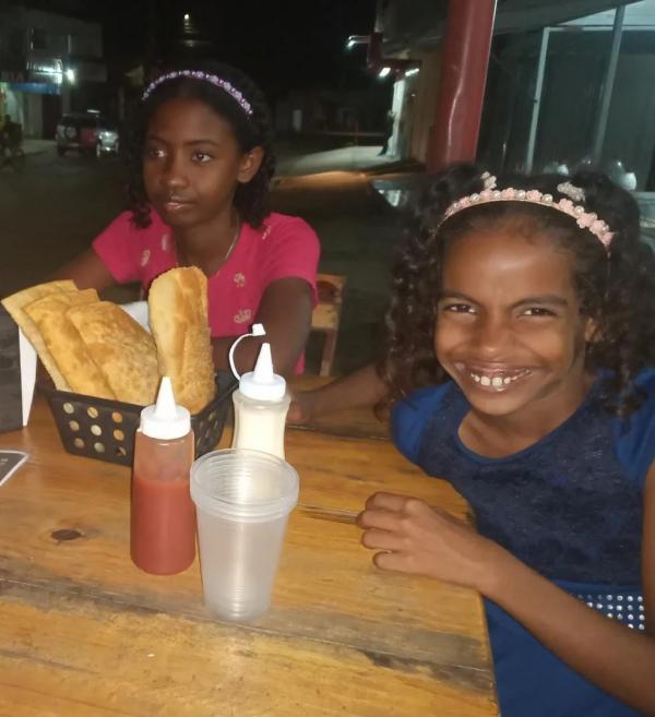  Ana Ketlelly, de 11 anos, e Eduarda Kemylly, de 9 anos, morreram afogadas no Rio Parna&iacute;ba.(Imagem: Arquivo Pessoal/Raidon Viveiros )