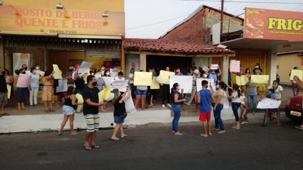 Familiares e amigos de mulher morta a facadas pela vizinha fazem protesto e pedem justiça