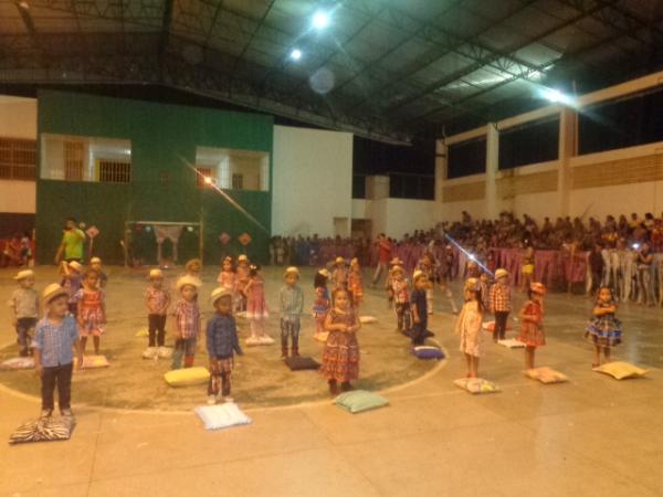 Escola Mega de Floriano realiza arraiá junino