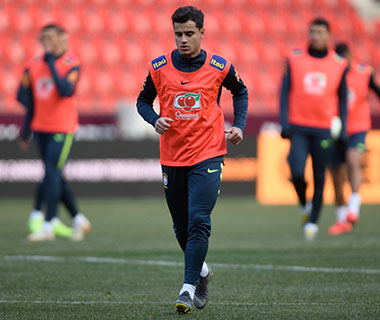 Tite tira Arthur, muda a zaga e mantém Coutinho entre os titulares