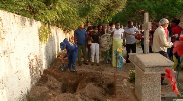 Comoção marca enterro de menina de 2 anos morta com um tiro na cabeça em Teresina