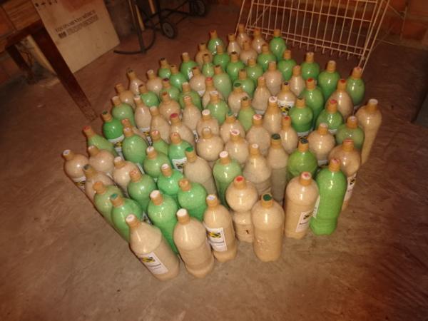 Projeto M&atilde;os que Ajudam doa alimentos armazenados em garrafas pet.(Imagem:FlorianoNews)