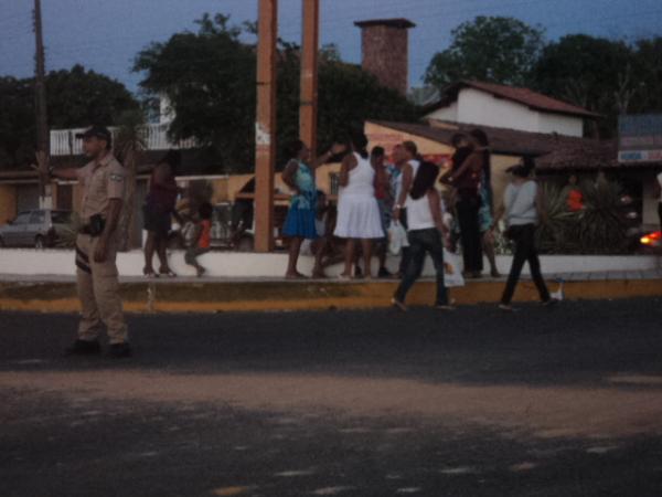 pessoas seguindo para prociss&atilde;o de Nossa Senhora Daguia(Imagem:Cida Santana)