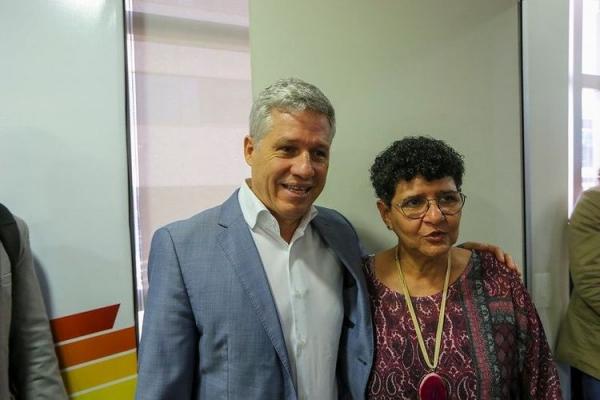 Ministro Paulo Teixeira e secret&aacute;ria Rejane Tavares.(Imagem: Albino Oliveira/Ascom MDA)