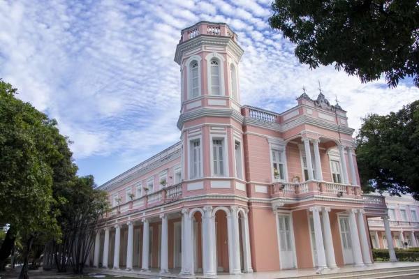 Com salário de até R$ 4,5 mil e 144 vagas, UFC lança concurso público