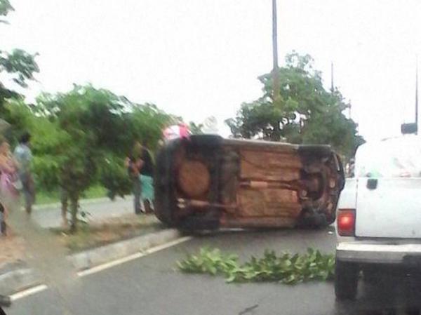 Veículo capota e deixa trânsito lento em avenida na Zona Leste de Teresina