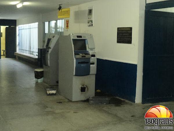 Pol&iacute;cia investiga o arrombamento em dois caixa eletr&ocirc;nico do Banco do Brasil no Centro.(Imagem:180graus)