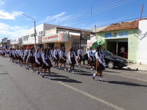 Desfile marca abertura de comemora&ccedil;&otilde;es pelos 45 anos do Col&eacute;gio Industrial.(Imagem:FlorianoNews)