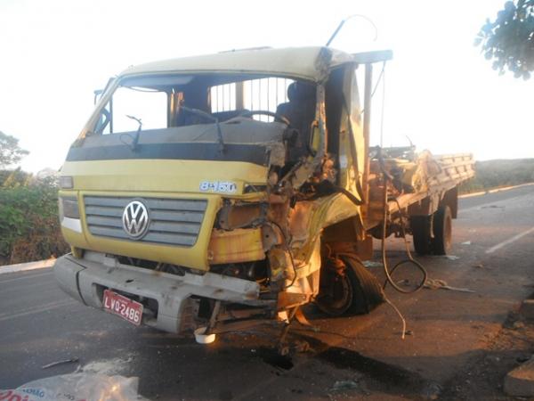 Acidente entre carreta e caminhão deixa uma pessoa ferida em Floriano.(Imagem:FlorianoNews)