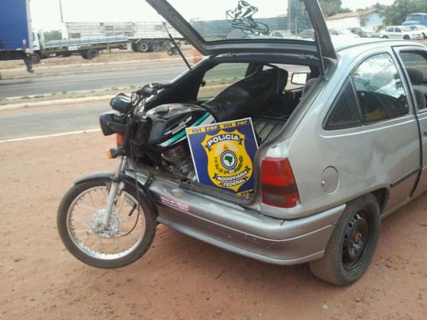 Motocicleta roubada é transportada dentro de bagageiro de carro no Piauí