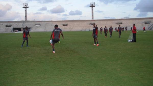 River faz reconhecimento do Almeid&atilde;o e fecha treino na hora de testar jogadas ensaiadas(Imagem:Lucas Barros / GloboEsporte.com/pb)