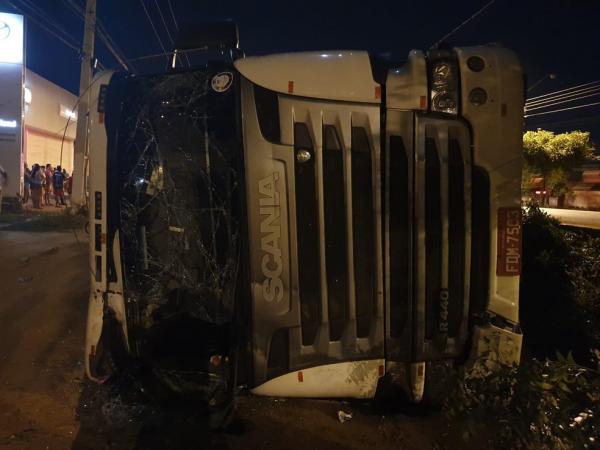 Carreta carregada de frango congelado tomba na BR-316 e motorista fica gravemente ferido